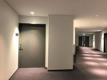 清潔感のある静かな空間です - ヒカリエカンファレンス Room Dの入口の写真