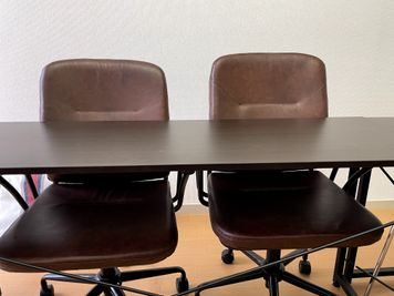 2つ椅子の種類が違います - サンフラワービル シェアハコ会議室の室内の写真