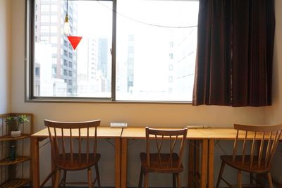 大きな窓から光が入り、眺望が良いお部屋です。 - ビーハイブホステル大阪 長堀橋駅徒歩4分！フリースペースの室内の写真