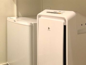 【客室】空気清浄機、冷蔵庫 - カモンホテルなんば サロンスペース（2～3階）の設備の写真