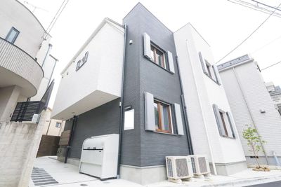 モノトーンのスタイリッシュなカラーに、イタリア製木製サッシが映えます。 - Hikario新宿 ワークスペース２０１の外観の写真