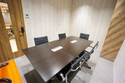 【モディコワーキング】 モディコワーキング5人会議室の室内の写真