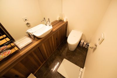 【トイレ】嬉しい男女別々のトイレ、女性室には着替え用のステップもあり広々空間。 - 銀座レンタル配信スタジオルアン 多目的イベントスペースの室内の写真