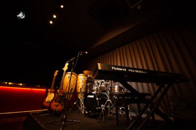 【楽器】ピアノ、ギター、ベースの貸し出しあり。 - 銀座レンタル配信スタジオルアン 多目的イベントスペースの設備の写真