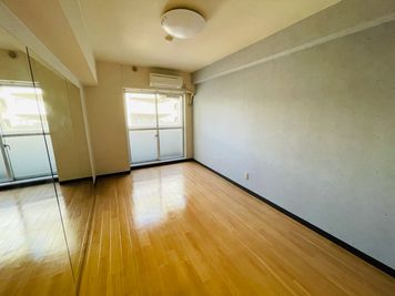 シンプルで集中しやすい空間 - One Room Studio ダンス・トレーニングスタジオの室内の写真