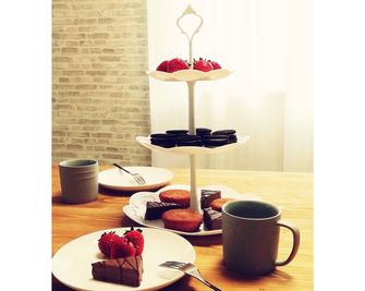 ケーキスタンドを追加しました！とっても可愛いです💕 - サンライズ新宿 サンライズ新宿２１１の設備の写真