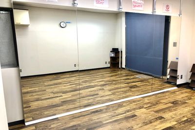 鏡 横360cm高200cm（横90cm高さ200cm
の鏡が4枚） - ダンススタジオ「tronica」 レンタルスタジオの設備の写真