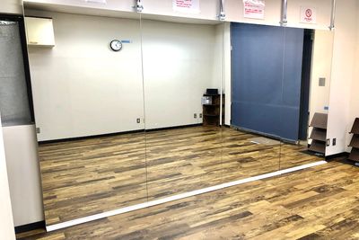 鏡 横360cm高200cm（横90cm高さ200cm
の鏡が4枚） - レンタルダンススタジオ「トロニカ1号店」 トロニカ１号店の設備の写真