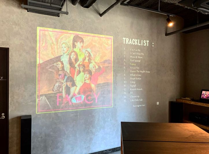 大画面スクリーン で映画館気分♪ - どやねんホテルズ バクロ