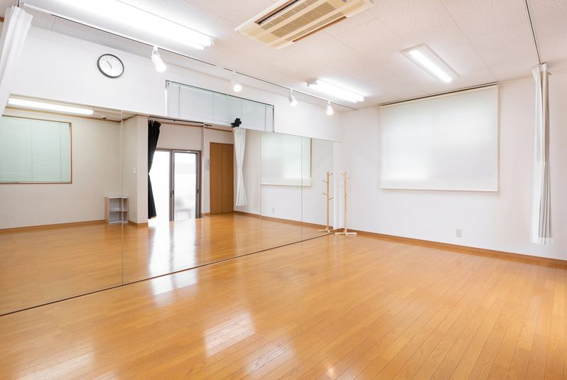 ダンススペース
目安として1~6人での使用がオススメです。
 - レンタルスタジオアヌビス レンタルの室内の写真