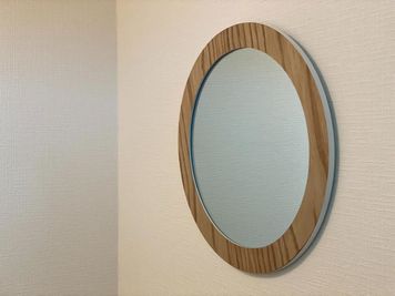 鏡（お手洗い） - Colormell（カラメル）町田東口店 A室 - ウッド［〜6名］の設備の写真