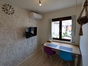 作業ができる大きめのテーブルと2脚の椅子を設置しました。 - Hikario新宿 ワークスペース２０１の室内の写真