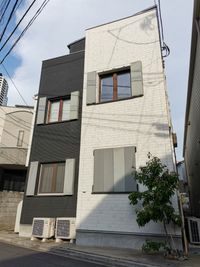 窓外側には鎧戸がついており、開閉することができます。 - Hikario新宿 ワークスペース２０１の外観の写真