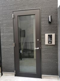 シンプルモダンなオートロック式エントランスドアです。 - Hikario新宿 ワークスペース　３０２の入口の写真