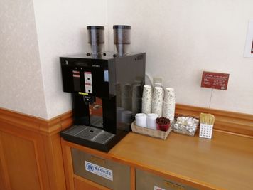 ホットコーヒーとウォーターサーバー飲み放題！！ - ホテルブライオン那覇 レストランの設備の写真
