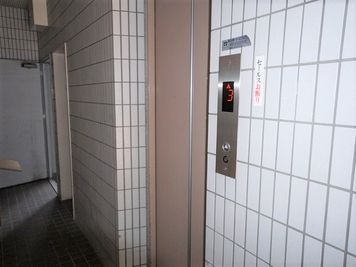 エレベーターで2階までお越しください。 - 名古屋会議室 ウメムラビル錦中央店 第1会議室（セルフ設営)の設備の写真