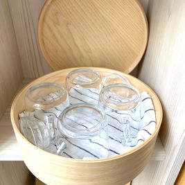お茶の下の木の箱にカップが入っています
ご使用後、洗面所で洗って布で水気を拭き返却ください - Style & Story Salon / 渋谷徒歩3分のサロン シンプルなサロン。お得な割引ありの室内の写真