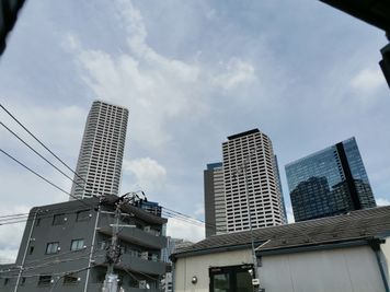 窓からは西新宿のタワーマンションが近くに見えます。 - Hikario新宿 ワークスペース３０１の室内の写真