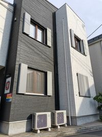 窓外側の鎧戸は開閉可能です。 - Hikario新宿 ワークスペース３０１の外観の写真