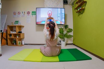 オンラインヨガにも♪ - 市川駅前としょかんのうらいちかわ 市川駅前レンタルスペース・サロン・会議室「としょかんのうら市川」の室内の写真