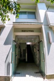 市川駅前としょかんのうらいちかわ 市川駅前レンタルスペース・サロン・会議室「としょかんのうら市川」の入口の写真