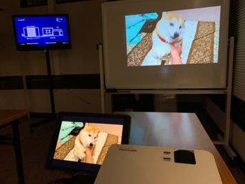 ホワイトボード裏面に投影できます。 - レンタルスペースDeals水前寺 熊本市水前寺２階スペースの設備の写真