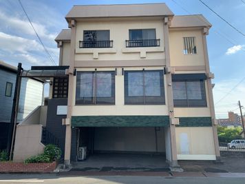 １階が駐車場です。 - レンタルスペースDeals水前寺 熊本市水前寺２階スペースの外観の写真