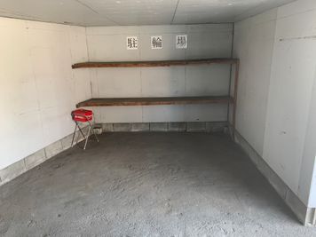１階駐輪場と喫煙所です。 - レンタルスペースDeals水前寺 熊本市水前寺２階スペースの外観の写真