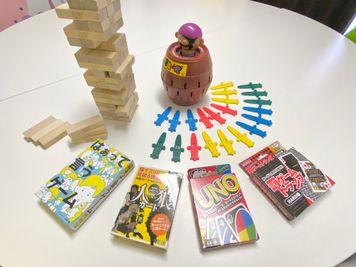 ボードゲーム無料貸出中！備品棚の中にあります♪ - シス＠名駅 レンタルスペースの設備の写真