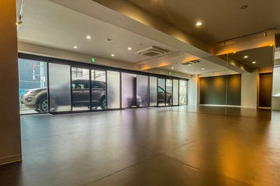 広々56平米のダンススペースです！ - メイスントレーニングスタジオ目白 大きな鏡のあるスタジオスペースの室内の写真