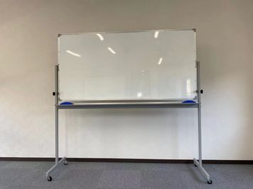 ホワイトボード　（ITOKI製、縦90㎝、横180㎝） - よこすか研修センター 貸し会議室2の設備の写真