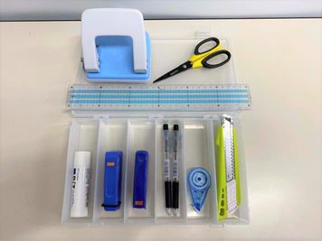 文具セット（ボールペン、修正テープ、カッター、ハサミ、のり、ホチキス、穴あけパンチ） - よこすか研修センター 貸し会議室2の設備の写真