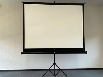 スクリーン
（SANWA製、縦135㎝、横170㎝） - よこすか研修センター 貸し会議室2の設備の写真