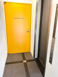 黄色の扉は別の場所ですので、開けないようにお願いいたします。
右手エレベーターで地下がスタジオになります。 - IMP STUDIO［中野店］ 24時間レンタルスタジオ | ダンス | 多目的スペース の入口の写真