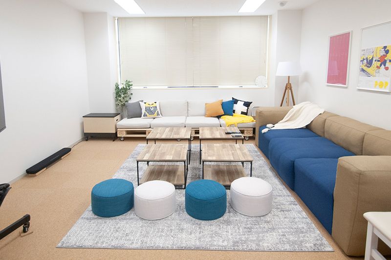 ゆとりのある空間、余裕のあるソファで、ゆったりくつろげます🌝🌼🌞🌟（床は高品質コルクマットなので小さなお子さまも安心してゴロゴロできます。） - FUN HOUR 新宿御苑 パーティールームの室内の写真