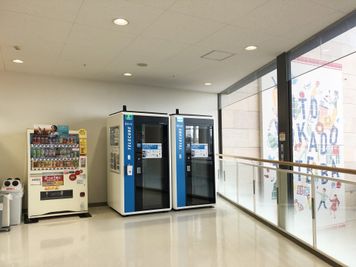 【テレキューブ】 イトーヨーカドー立場店。視線と音を遮る、プライベートな集中環境。(83-01) - テレキューブ イトーヨーカドー立場店