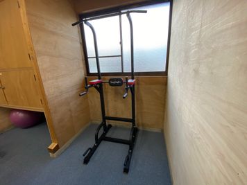ぶら下がり健康器具 - レンタルスペースかとう 1階貸切プライベートジムの室内の写真