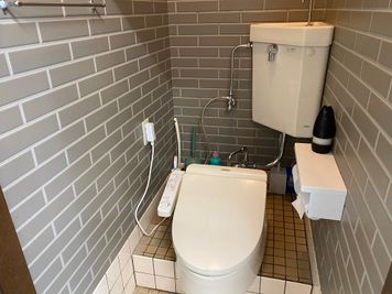 ウォシュレット付トイレ - レンタルスペースかとう 1階貸切プライベートジムの室内の写真