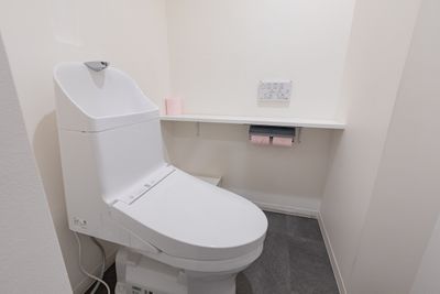清潔なトイレです。 - feel Asakusa STAY 301レンタルルームの室内の写真