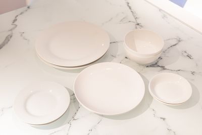 各種大きさのお皿もあります。 - feel Asakusa STAY 301レンタルルームの設備の写真