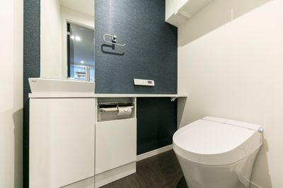 清潔感あるトイレスペース - リバーフロント博多 デラックスアパートメント901の設備の写真