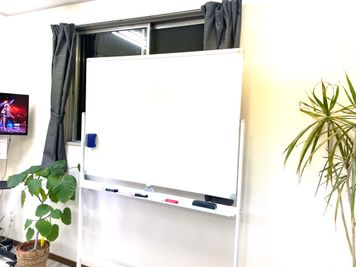 ホーロー製の高級ホワイトボード(１２０cm×９０cm) - ダンスもできる貸し会議室　バファースペース  行徳駅前 ダンスもできる貸し会議室 バファースペース 行徳駅前の設備の写真