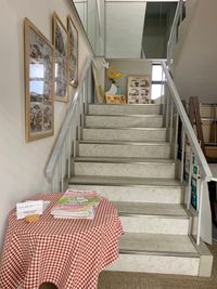 ドコモショップ入り口から入って奥階段を上がってください。 - かるがもキッチンスタジオ キッチン＆サロンスペースの入口の写真