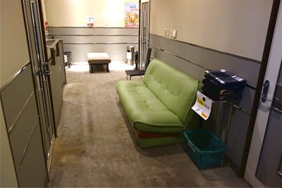 2Fフロアにもソファがあり、面談者がお待ちいただけます - レンタルスペース　ノア 大会議室（2F）の室内の写真