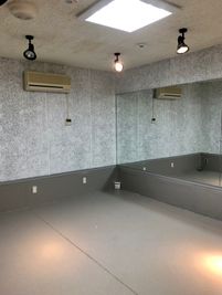 Music practice room B1 防音ルーム（鏡あり）の室内の写真