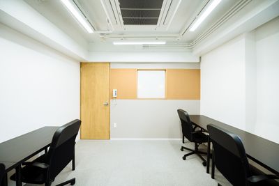 少人数での会議にぴったり。 - StartupSide Kyoto（旧オギャーズ御池） A室の室内の写真
