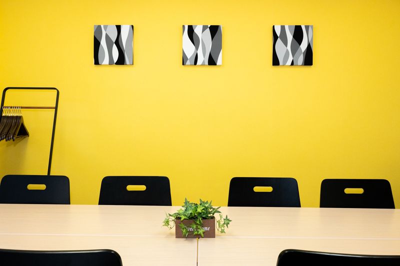 動画撮影や会議に最適な貸会議室 - GS会議室藤沢駅南口店・イエロー