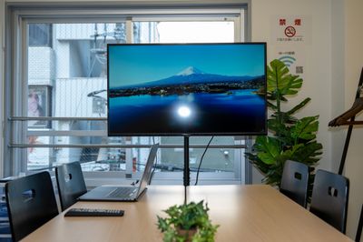 GS会議室藤沢駅南口店・イエロー 動画撮影や会議に最適な貸会議室の室内の写真