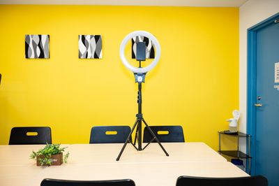 GS会議室藤沢駅南口店・イエロー 動画撮影や会議に最適な貸会議室の設備の写真