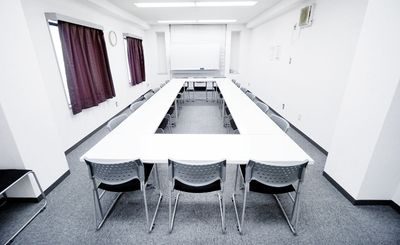 【TKPスター貸会議室 芝大門】ロの字で18名定員のお部屋です！ とても明るいお部屋です！ - TKPスター貸会議室 芝大門